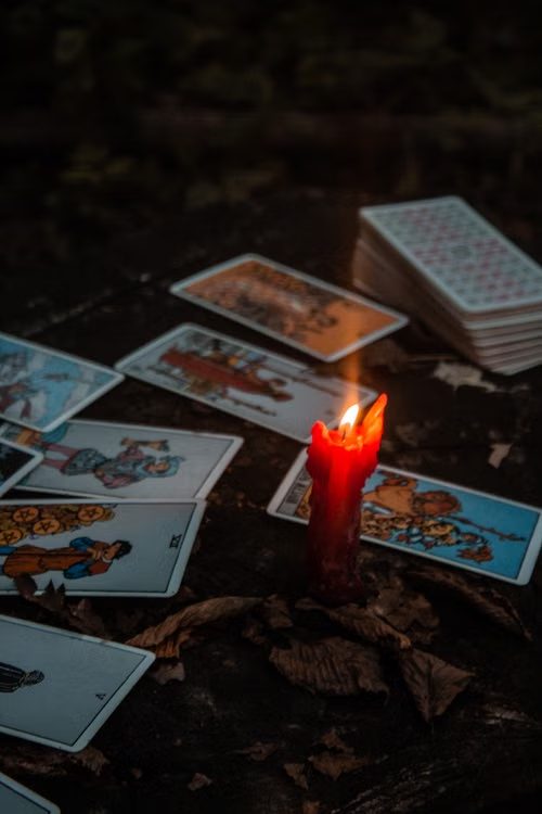 Candela accesa tra carte dei tarocchi